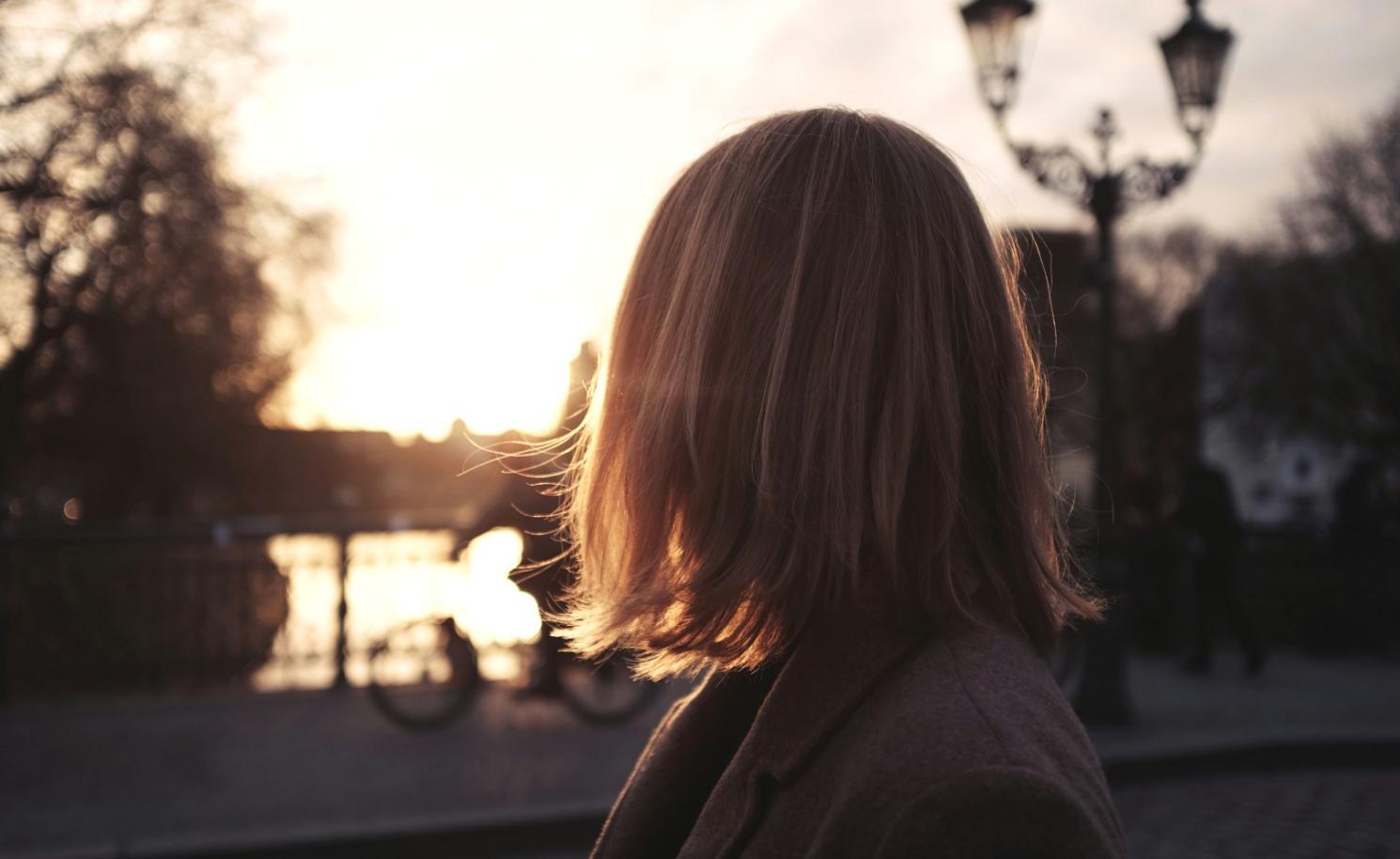 Capelli lucenti dopo trattamento rigenerante